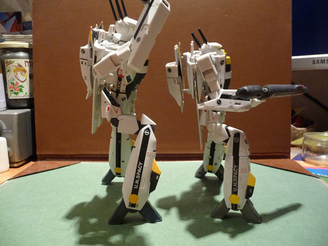 [Review] Comparatif Yamato 1/60 VF-1 v1/v2 Comparov1v2_battroid_genouhanche