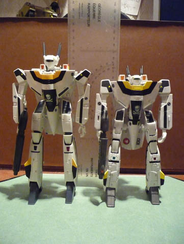 [Review] Comparatif Yamato 1/60 VF-1 v1/v2 Comparov1v2_battroid_hauteur