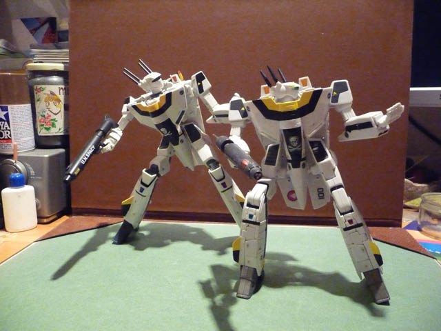 [Review] Comparatif Yamato 1/60 VF-1 v1/v2 Comparov1v2_battroid_posability