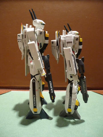 [Review] Comparatif Yamato 1/60 VF-1 v1/v2 Comparov1v2_battroid_profil