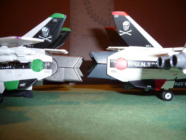 [Review] Comparatif Yamato 1/60 VF-1 v1/v2 Comparov1v2_fighter_arri%C3%A8re