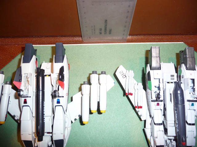 [Review] Comparatif Yamato 1/60 VF-1 v1/v2 Comparov1v2_fighter_landinggear