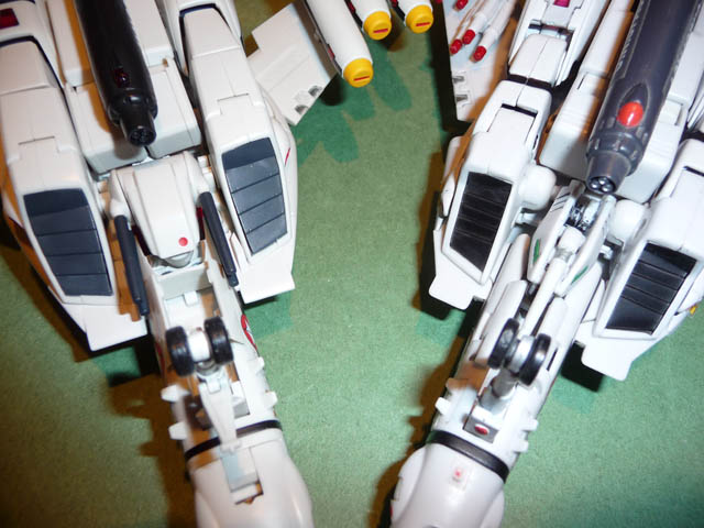 [Review] Comparatif Yamato 1/60 VF-1 v1/v2 Comparov1v2_fighter_landinggearfront