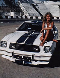 Les années 20 à 70 : photos et vidéos d'époque (partie 2) - Page 19 Farrah-fawcett-ford-cobra-mustang-car