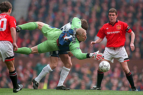 Top 20 nogometaša svih vremena Cristiano-ronaldo-414-peter-schmeichel-intercepting-a-pass-in-manchester-united-game