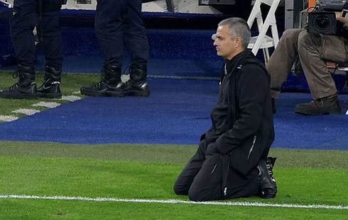 Quotes of Goallegacy  - Page 38 Cristiano-ronaldo-491-jose-mourinho-watching-the-penalty-shootout-between-real-madrid-and-bayern-munich-on-his-knees-2012