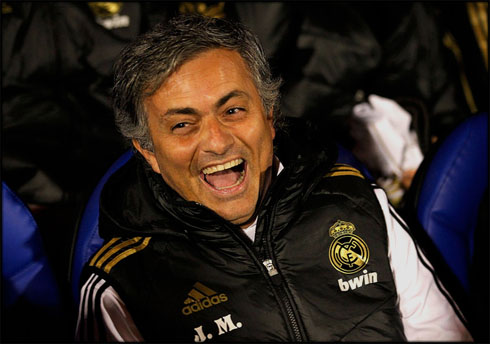 Interesting Article about Why Mourinho has Failed Madrid in 2012 Cristiano-ronaldo-498-jose-mourinho-smiling-and-laughing-in-real-madrid-bench-2012