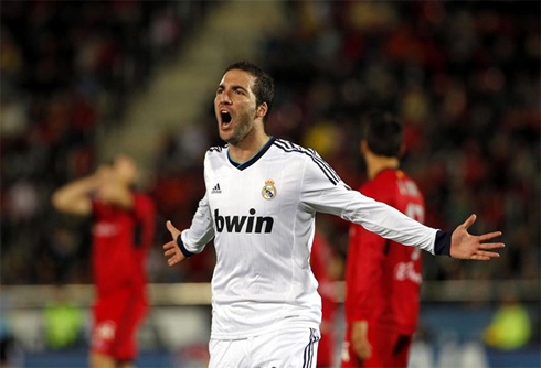 هيغوايين قريب جدا من أرسنال Cristiano-ronaldo-579-gonzalo-higuain-goal-celebration-for-real-madrid-in-2012-2013