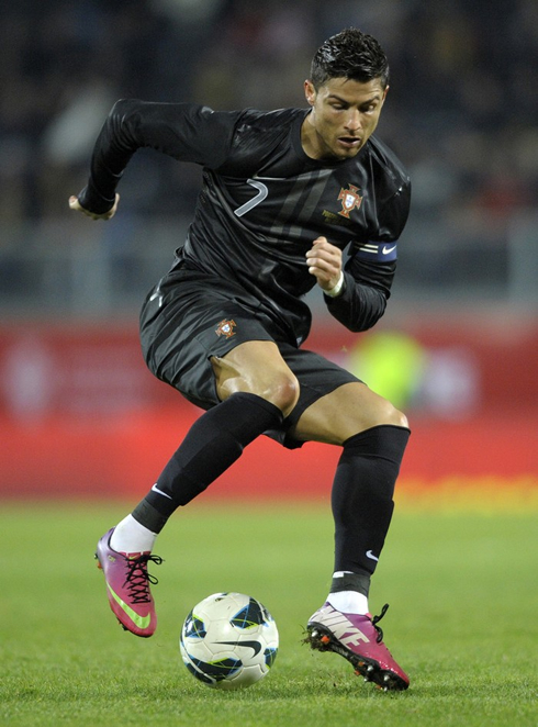 Cristiano Ronaldo Fan Club - Page 3 Cristiano-ronaldo-631-back-heel-trick-with-pink-boots-and-an-all-black-kit-of-the-portuguese-national-team-in-2013