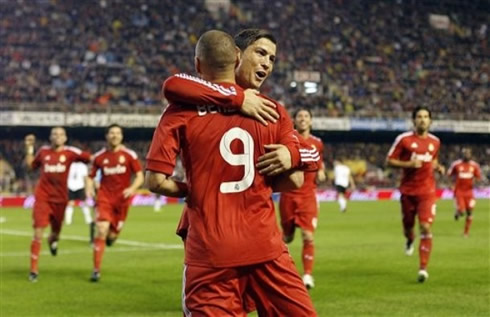 الملكى يستعيد أجواء الكاس ( صــور ) Cristiano-ronaldo-375-hugging-benzema-goal-celebrations