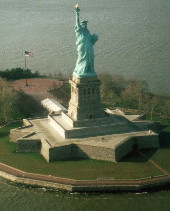 Jeu: Photos Sat - Page 2 NYC_New_York_Liberty_Statue_from_Helicopter_b