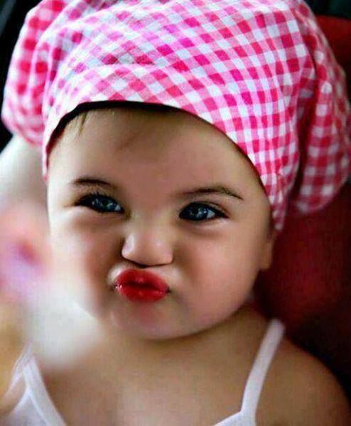 زينة الحياة الدنيا .. - صفحة 3 Baby-girl-wear-lipstic