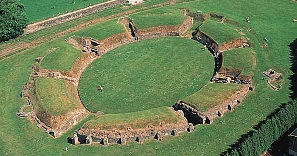  ¿vuelve el cometa Arturo? Caerleon_amphitheatre