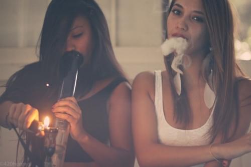 Hinda eelmist pilti - Page 2 Girls%20smoke%20weed_1