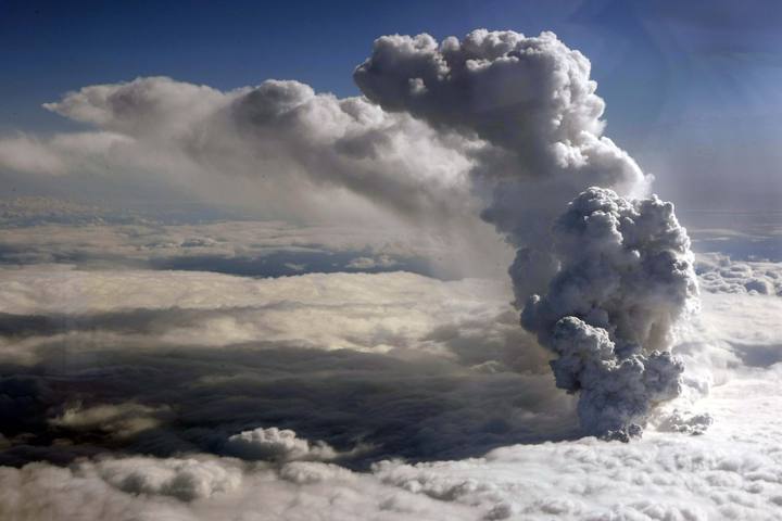 Un volcán en erupción hace saltar las alarmas en Islandia - Página 4 1271337844328