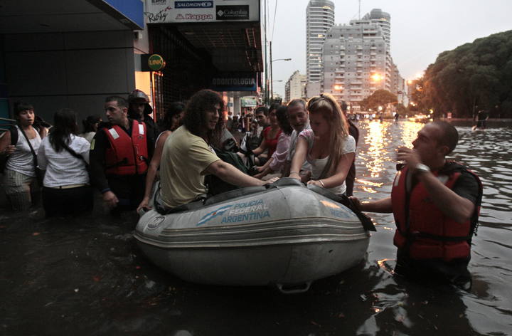 Buenos Aires, colapsada por las fuertes lluvias 1266631759043