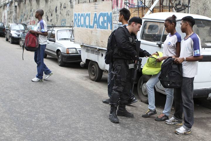Escenario de guerra en Rio de Janeiro: tanquetas ingresan a favela 1290624663343