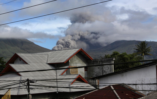 Erupción de Volcán Lokon-Empung en Indonesia - Página 2 1310802297574