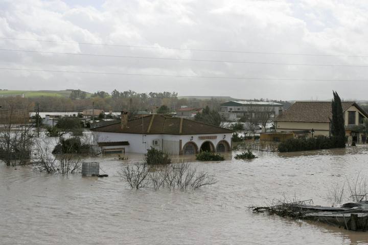 Unas 1.500 personas de 410 casas han tenido que ser desalojadas por el temporal en Andalucía 1267097209055