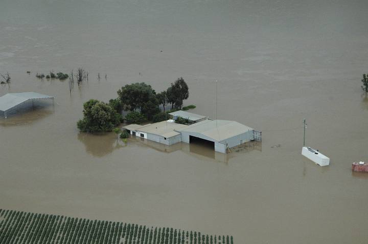 Écija se inunda por quinta vez en un mes al crecer el arroyo Argamasilla 1293792296825