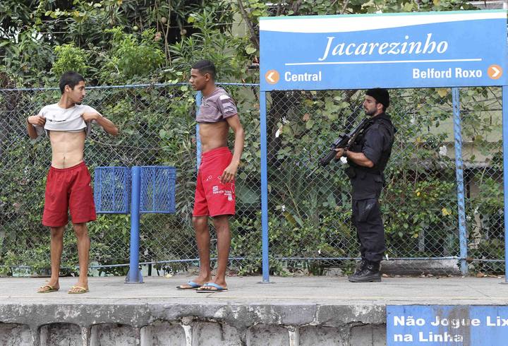 La policía toma la favela más peligrosa de Río tras una intensa batalla con los narcos 1290624661271