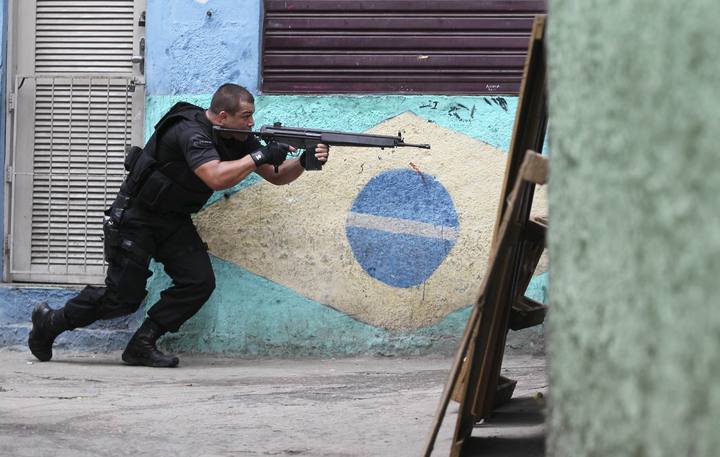 POLICIA - La policía toma la favela más peligrosa de Río tras una intensa batalla con los narcos 1290624662080