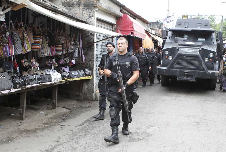 Escenario de guerra en Rio de Janeiro: tanquetas ingresan a favela 1290624662484