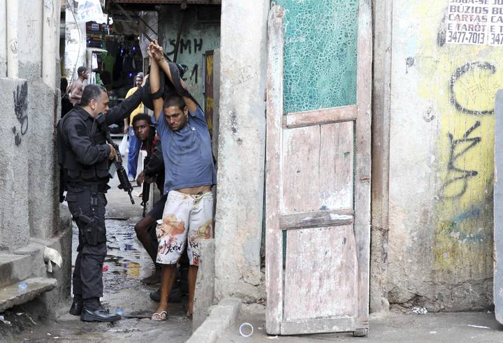 Escenario de guerra en Rio de Janeiro: tanquetas ingresan a favela 1290624662107