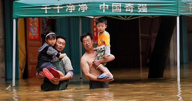 Más de un centenar de atrapados por un deslizamiento de tierra en China 1277723653136