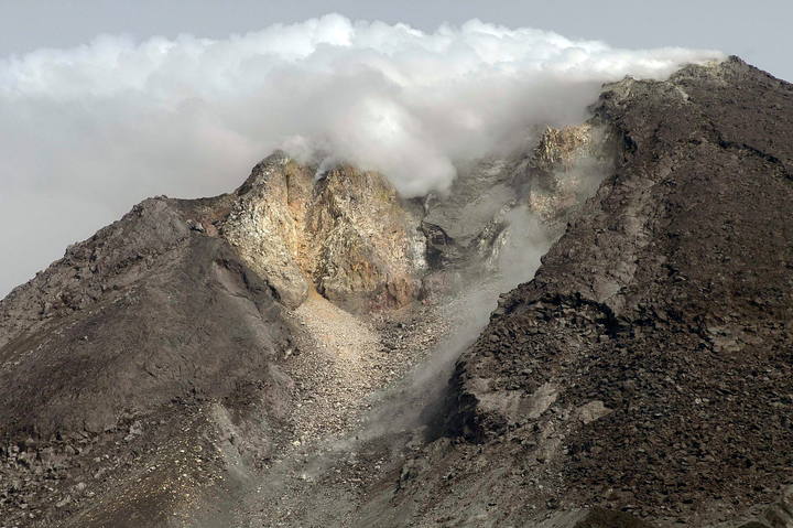 VOLCAN  Merapi ENTRA EN ERUPCION EN INDONESIA y deja a mas de 40 000 evacuados 1288110676218