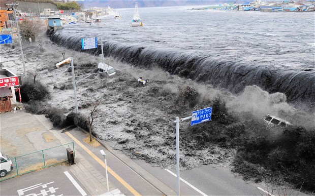 زلزال عنيف بقوة 8 درجات يضرب إندونيسيا وإنذار بوقوع تسونامي Tsunami