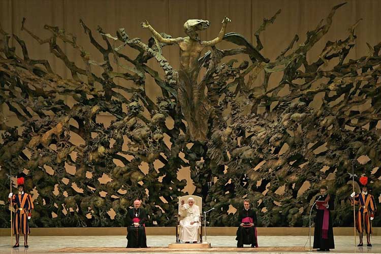 El Papa Benedicto XVI construye el trono de Satanás en el Vaticano FazziniResurrection