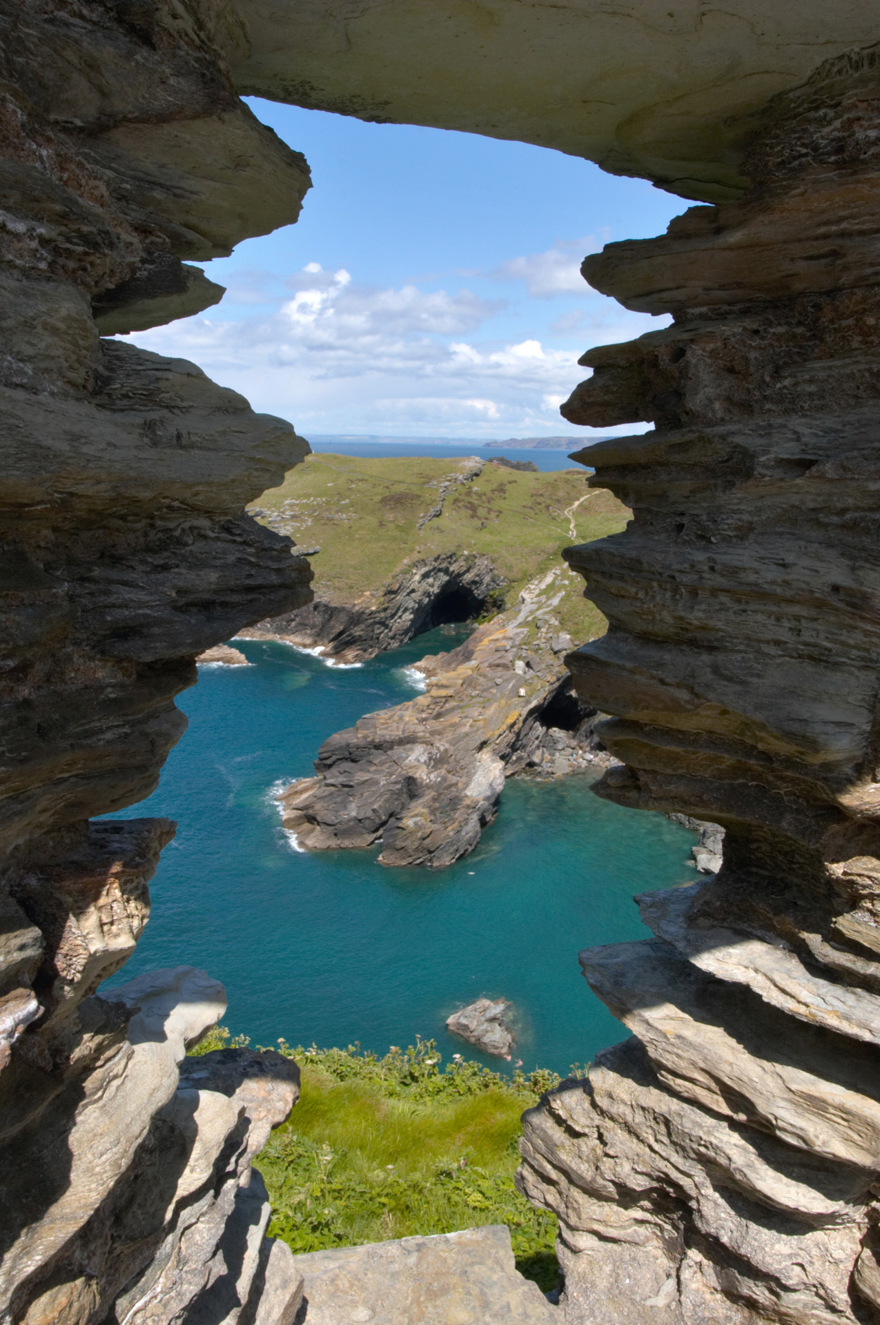 Admettre à défaut de comprendre - Page 4 Tintagel-castle-window-2