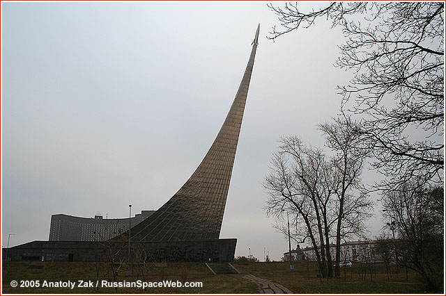 Le spatial dans la cérémonie des JO Sputnik_monument_1