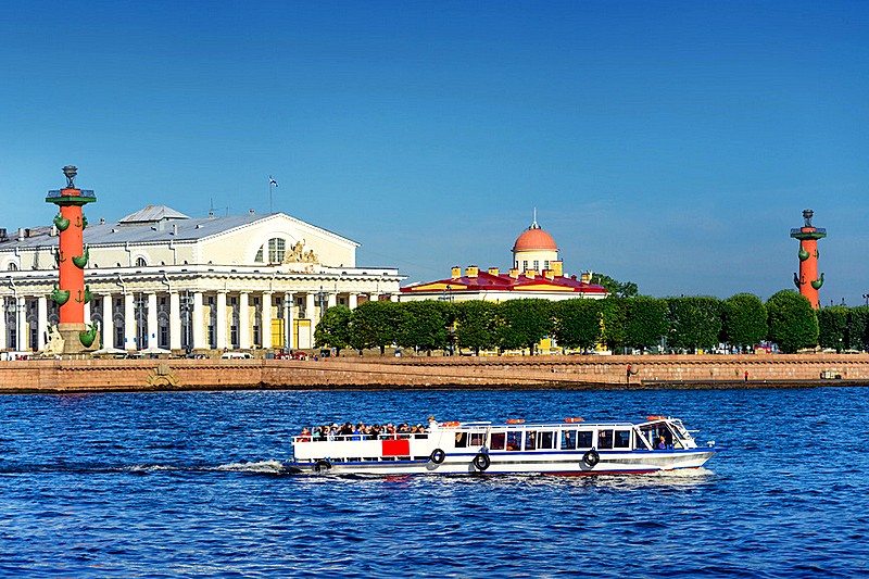 Rusija Tour-boat-in-front-strelka-of-vasilievsky-island-in-st-petersburg