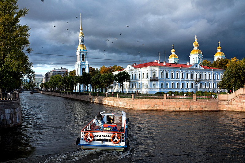 Rusija Tour-boat-on-the-kryukov-canal-in-st-petersburg