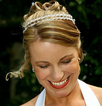 (Bruids) kapsel plaatjes gezocht! Wedding-hairstyle-up-do-tiara