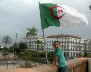 Salam au forum - Page 12 Enfant_drapeau_algerie_836558074