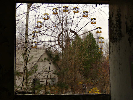 Petit tour à Chernobyl et Pripyat Fenetre-roue-chernobyl