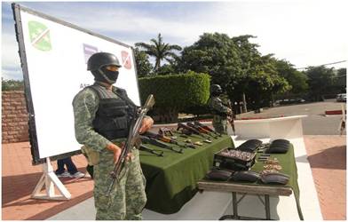 Aseguran un domicilo con Armamento municion vehiculos y equpo tactico en Sinaloa. COM._9a._Z.M._5_ENE._11_4