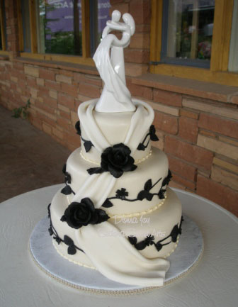 كيكات أفراح ولا أحلي لعيون كل عروسه Black%20Sugar%20Rose%20wedding%20Cake%20Sedona%20wedding%20cakes%20com