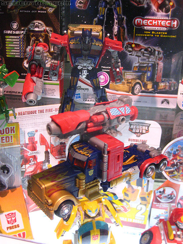 Toy Fair, San Diego Comic Con (SDCC) ou autres Comic Con (anglais) de cette année: TF ou Autres - Page 4 R_Transformers-Exclusives-9963
