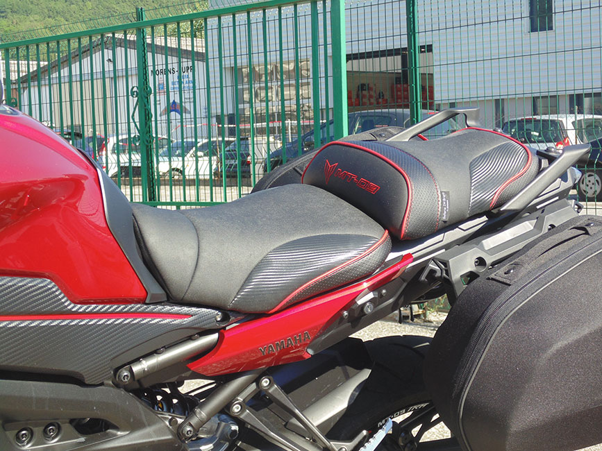 confort - Remise sur les selles confort Jean Marc Briant - Page 16 Yamaha_MT09_1_zoom