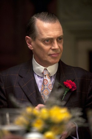 PERDIDOS CON LOS ROPER Y MA BARRACUS EN LA PRISION DE LOS AURONES - El tema de Series y tal. - Página 10 Boardwalk-empire-7-pilot-2009-steve-buscemi1-300x450