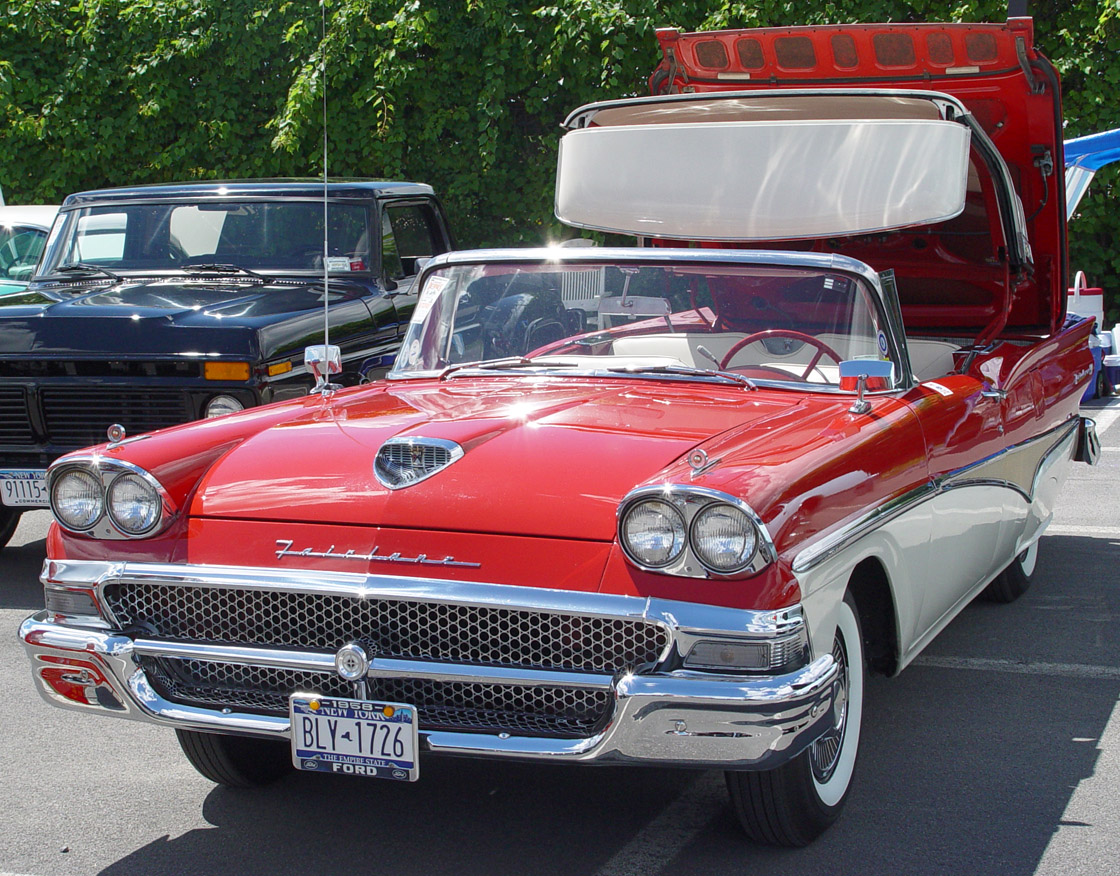 Basé sur l'ordre alphabétique, des noms de voitures, camions, dragsters, vélos, motos, tracteurs, bref tout ce qui roule !... - Page 10 1958-Ford-Fairlane-500-Skyliner-red-wht-tu-sy