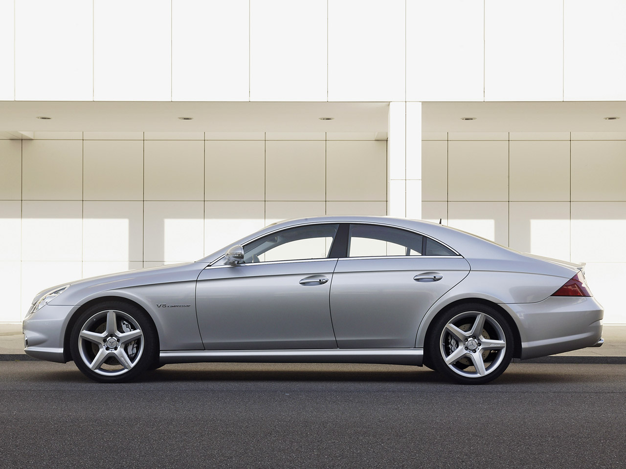 أكبر موسوعة صور السيارات المميزة 2005-Mercedes-CLS-55-AMG-Side-1280x960