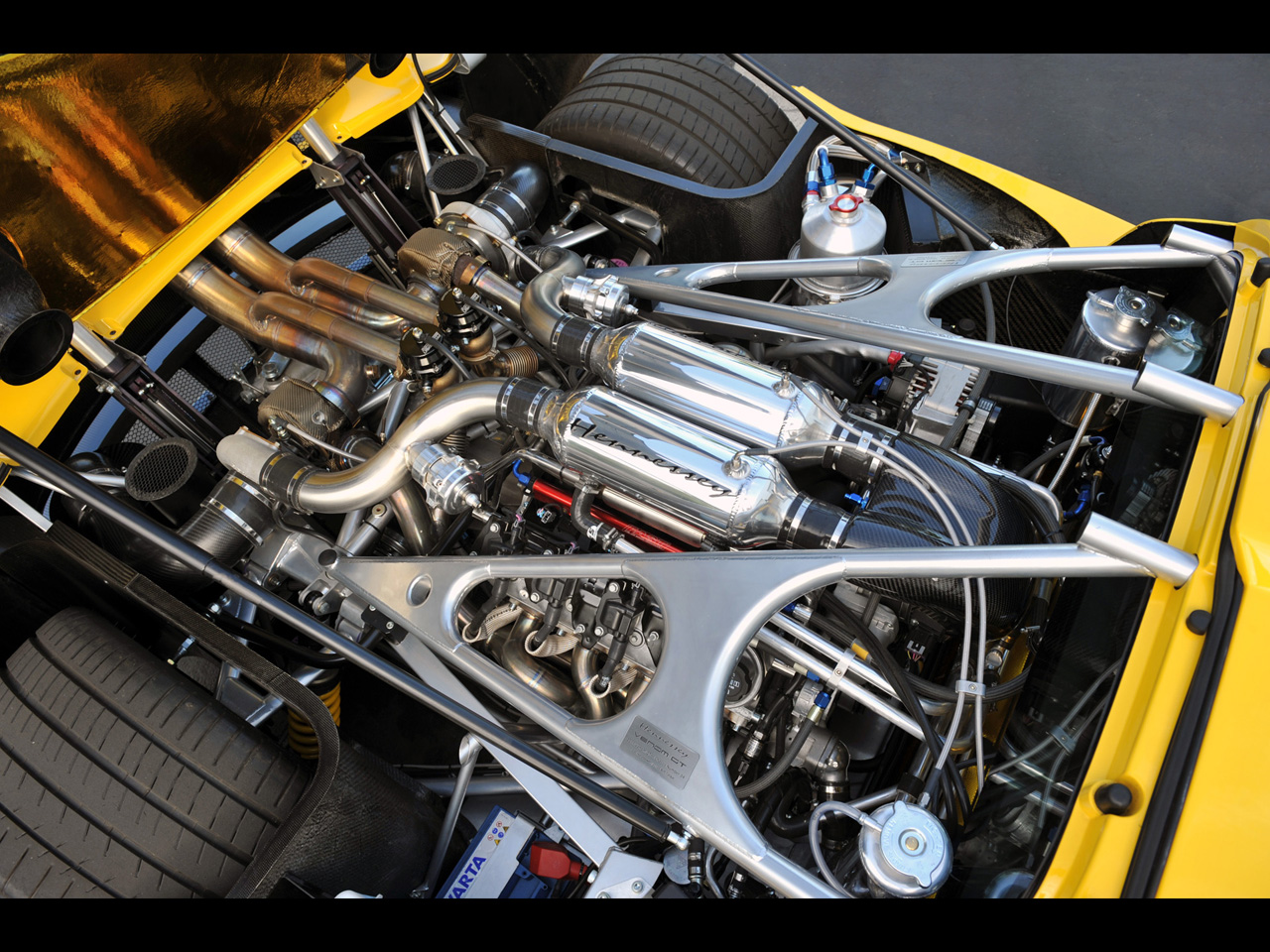 LD's Photo Blog - Pagina 11 2011-Hennessey-Venom-GT-Outdoor-Photoshoot-Engine-Compartment-1280x960