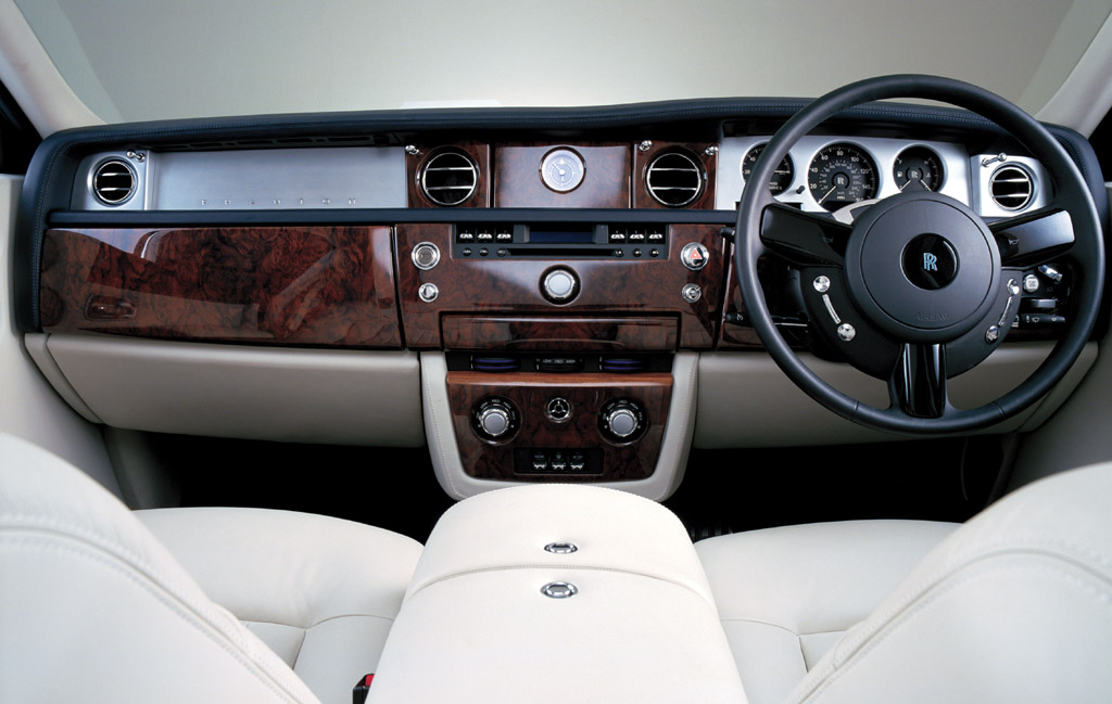 أكبر موسوعة صور السيارات المميزة Rolls-Royce-Phantom-front-dash