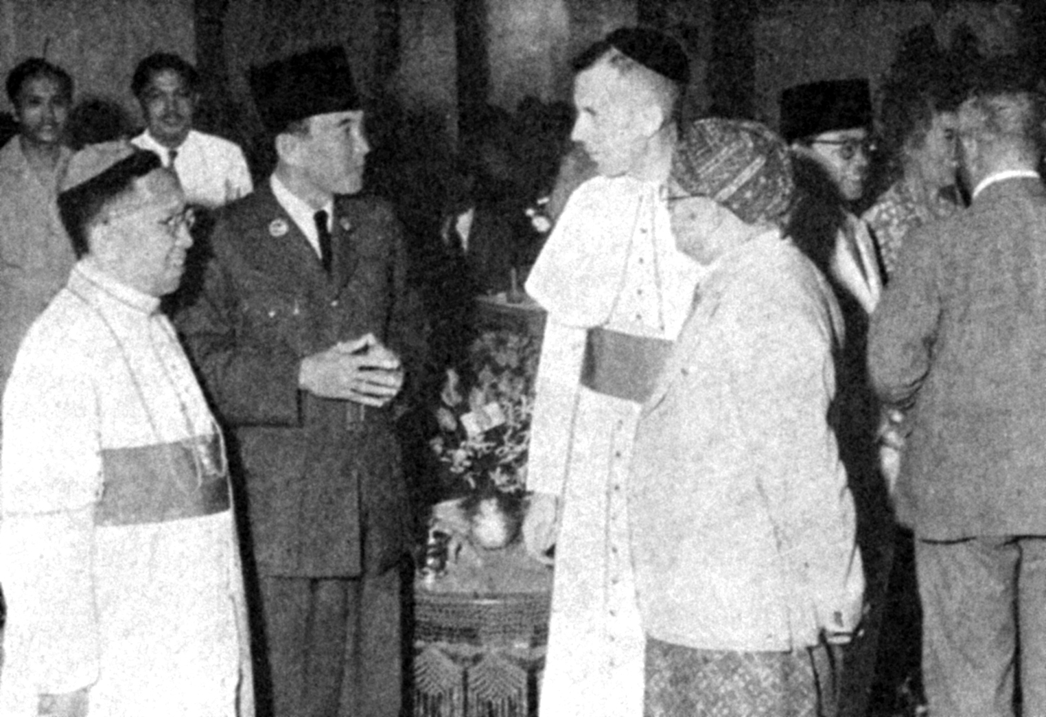 Mgr. Albertus Soegijapranata: Uskup Agung Jadi Pahlawan Nasional Mgr_dgn-Soekarno1