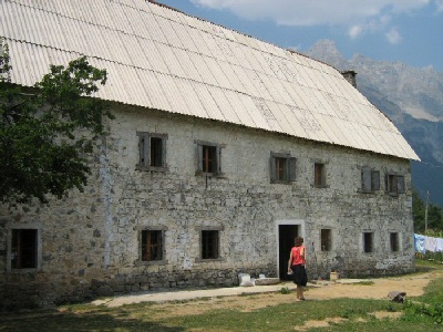 Turizmi malor- Pika turistike e Thethit Banese_rikonstruktuar_turizm_theth